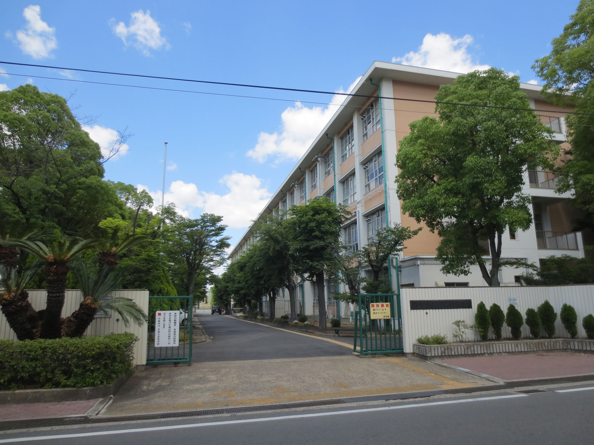 校門前から校舎