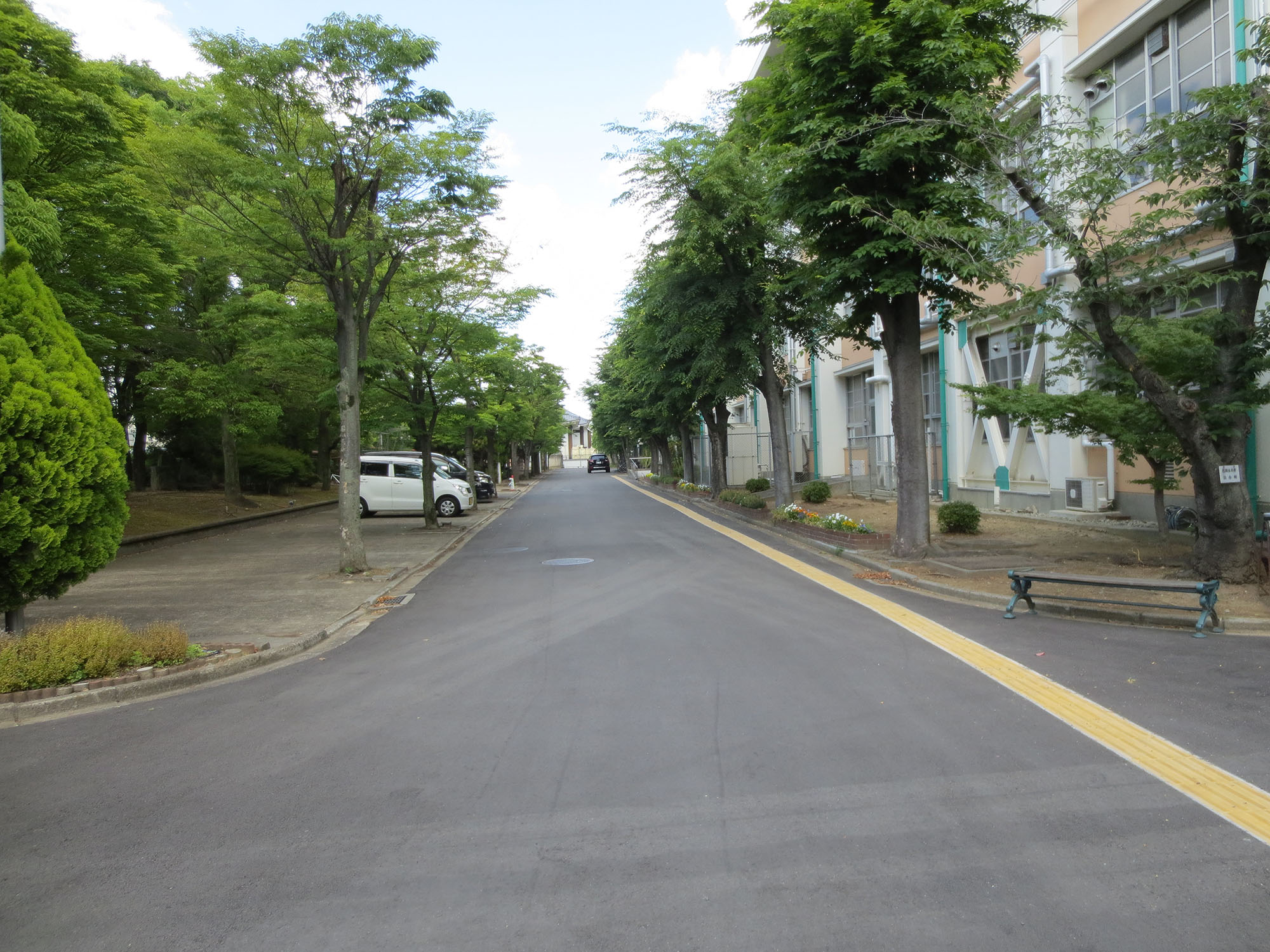 校門前から校舎